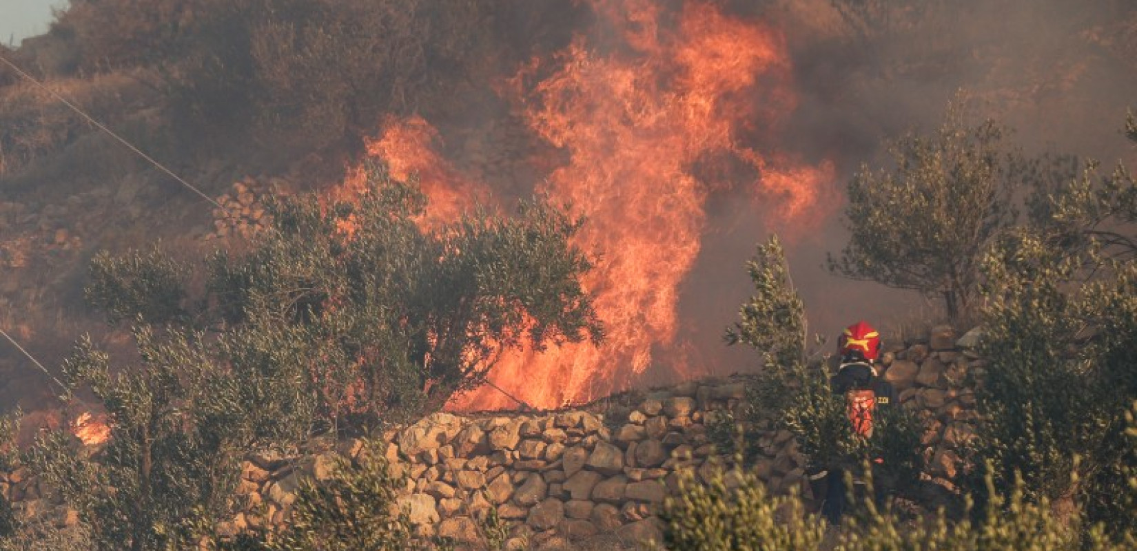 Φωτιά στην Ιεράπετρα: Σε επιφυλακή οι αρχές για τις αναζωπυρώσεις - Χωρίς ενεργό μέτωπο η πυρκαγιά (βίντεο)