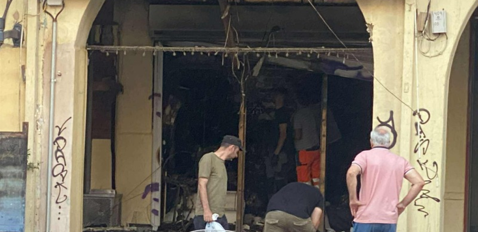 Θεσσαλονίκη: Η επόμενη ημέρα στο Καπάνι -Ολοκληρωτική καταστροφή στο κατάστημα όπου ξέσπασε η φωτιά (βίντεο)