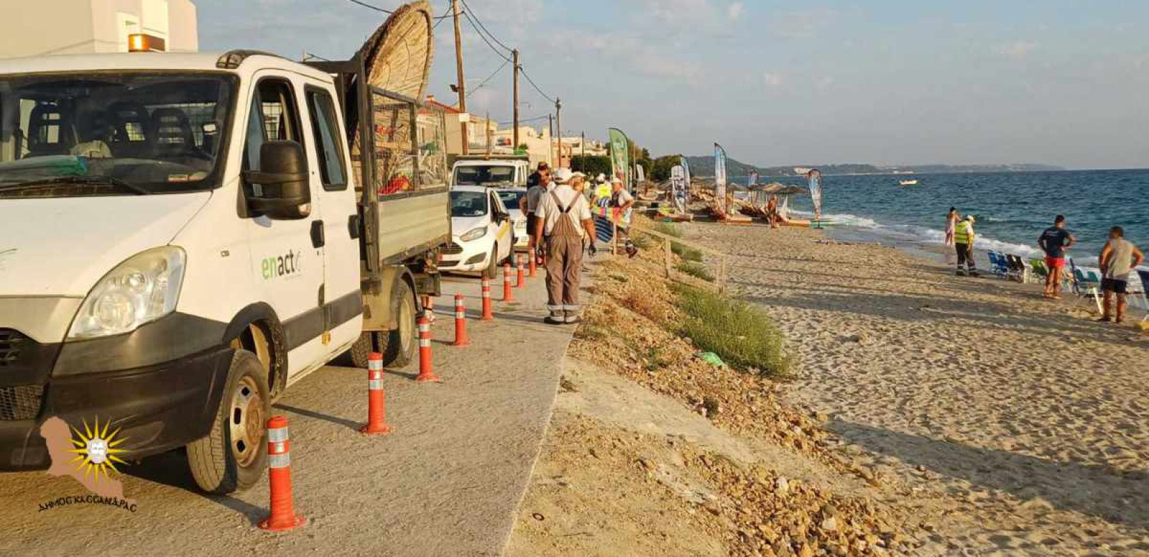 Δήμος Κασσάνδρας: Συνεχίζεται η απομάκρυνση ομπρελών και εξοπλισμού από τις παραλίες