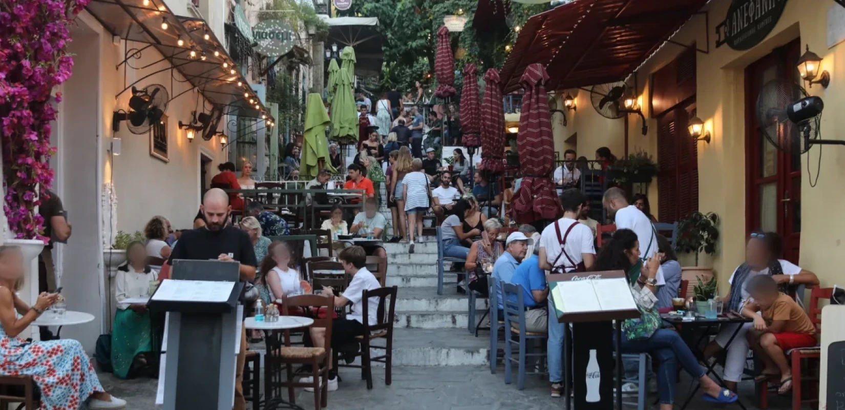 "Σαφάρι" ελέγχων από την ΑΑΔΕ: Χιλιάδες παραβάτες στην εστίαση για αποδείξεις και POS