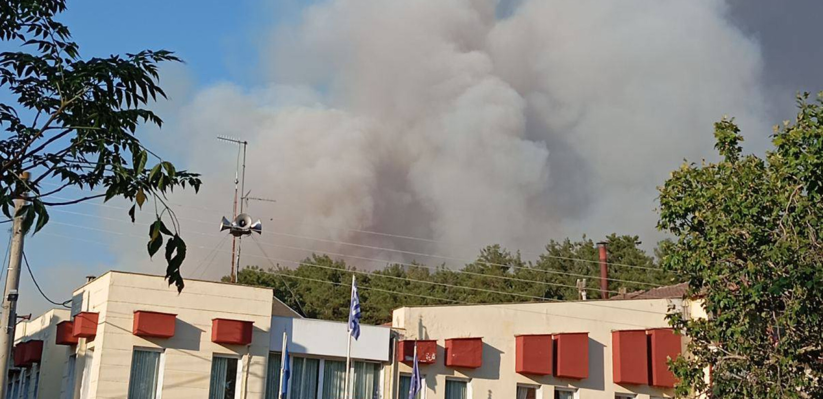 Θεσσαλονίκη: Μαίνεται η φωτιά στην Άσσηρο - Έχει διακοπεί η κυκλοφορία της εθνικής οδού