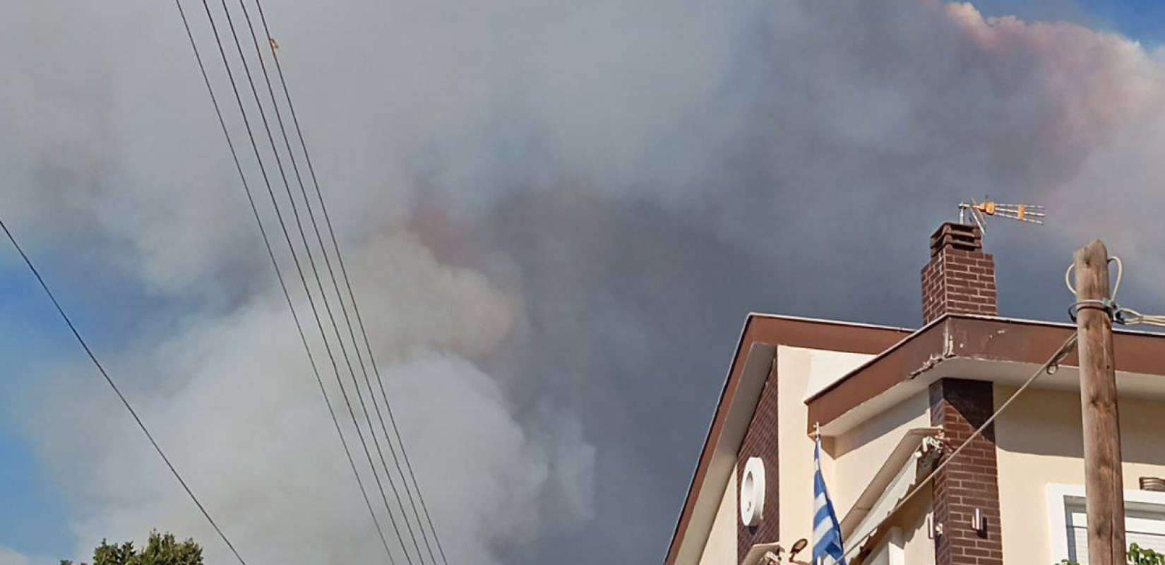 Βελτιωμένη η εικόνα της πυρκαγιάς στην Άσσηρο - Ισχυρές δυνάμεις της πυροσβεστικής παραμένουν στο σημείο