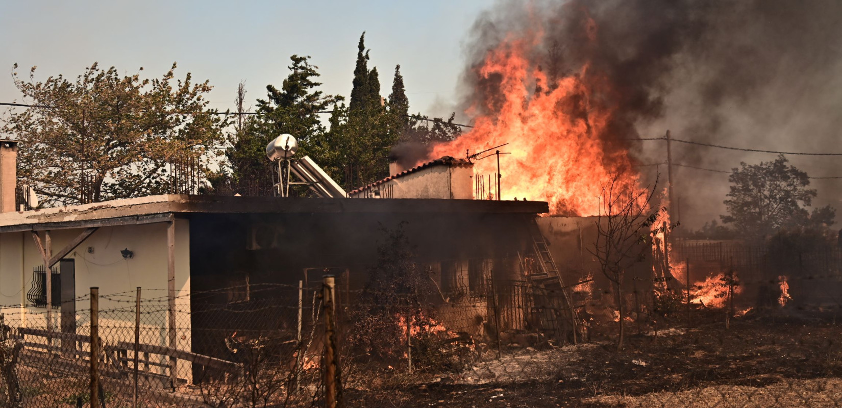 Αττική: Καίγονται σπίτια κι επιχειρήσεις σε Κρυονέρι - Δροσοπηγή