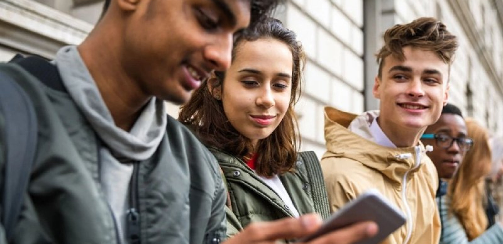 Gen Z: Η πρώτη παγκόσμια γενιά επαναπροσδιορίζει την ενηλικίωση