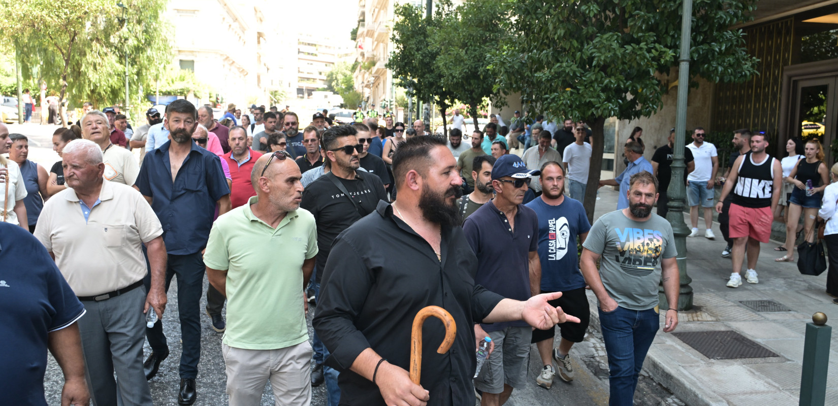 Διαμαρτυρία κτηνοτρόφων κοντά το Μαξίμου: «Tα σπίτια μας υποφέρουν, ζώα δεν έχουμε πλέον»