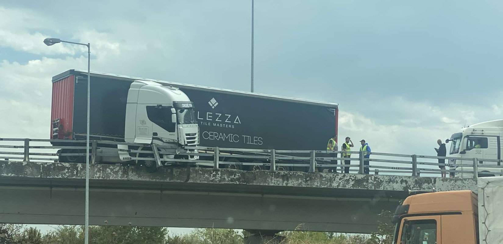 Θεσσαλονίκη: Σοβαρό τροχαίο με νταλίκα στην Εθνική Οδό στην έξοδο προς Χαλκιδική - Σώος ο οδηγός (βίντεο)