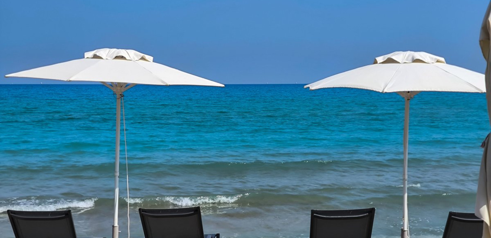 «Ξέφραγο» αμπέλι και φέτος οι παραλίες με χιλιάδες καταγγελίες
