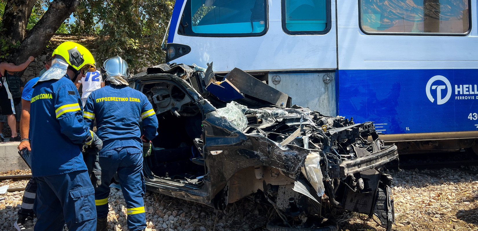Πάτρα: Σύγκρουση τρένου του Προαστιακού με αυτοκίνητο - Πληροφορίες για εγκλωβισμένο