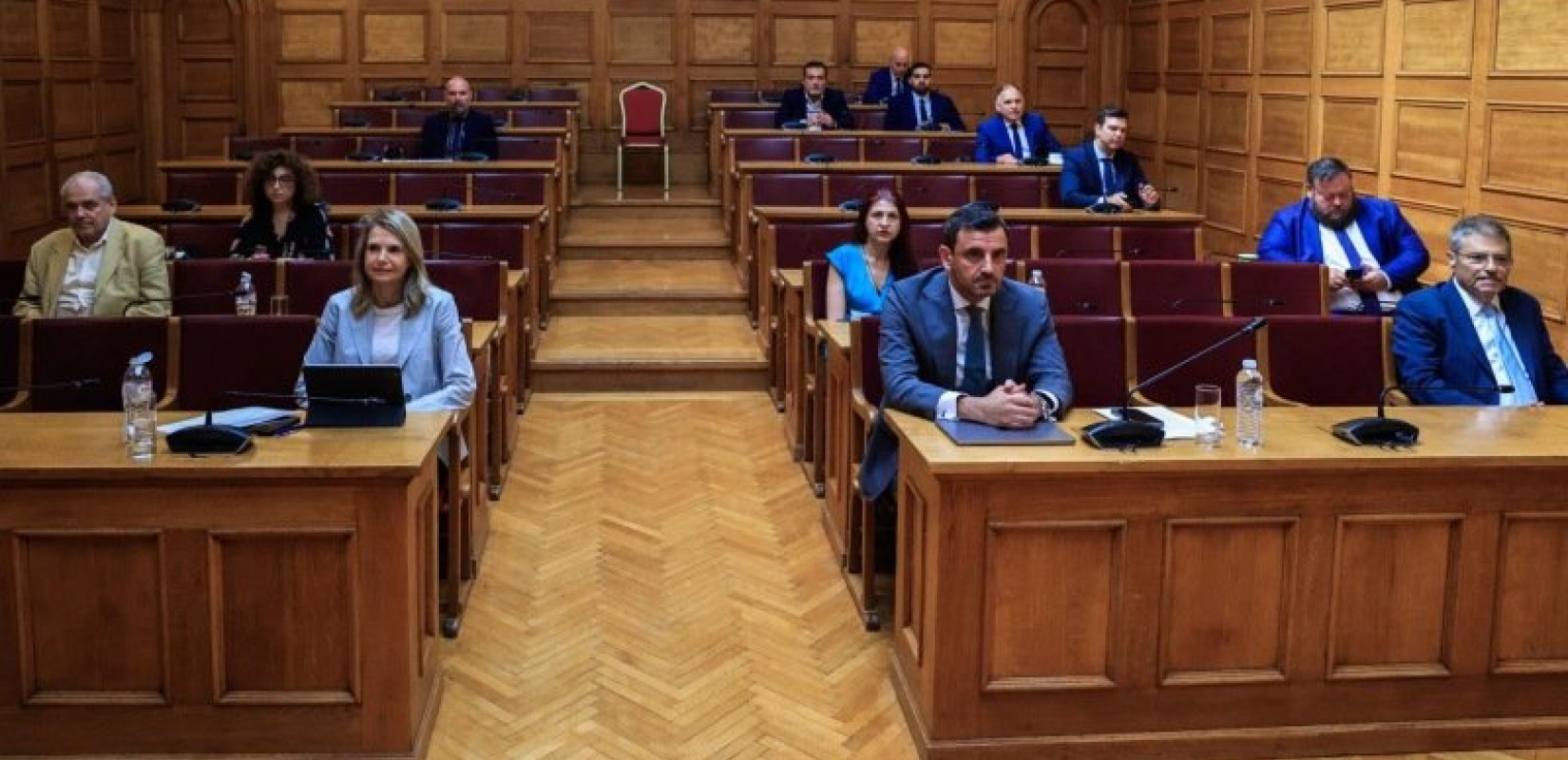 Προανακριτική για Κ. Αχ. Καραμανλή: Επεισοδιακή η συνεδρίαση στη Βουλή - Εγκρίθηκε το πόρισμα της ΝΔ για τα Τέμπη (βίντεο)