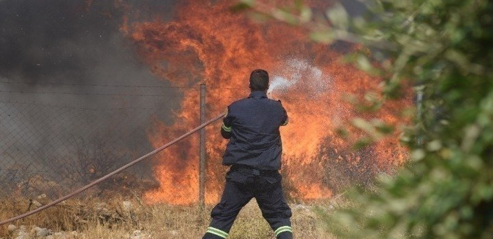 Σε εξέλιξη η μάχη με τις φλόγες στην Ευρυτανία