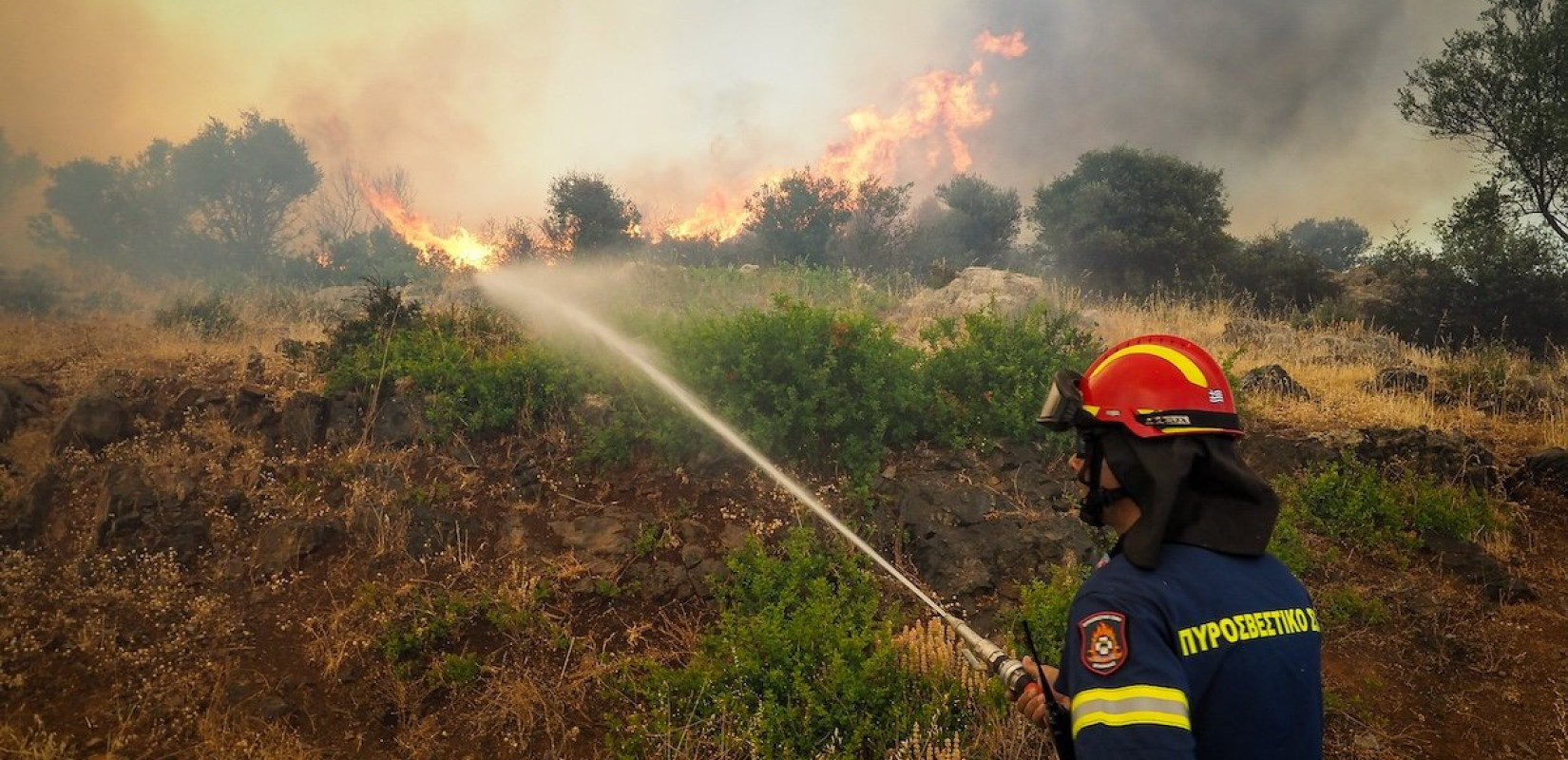 Κατακόκκινες οι δορυφορικές φωτογραφίες της NASA από τις φωτιές στην Ελλάδα και όλη τη Μεσόγειο