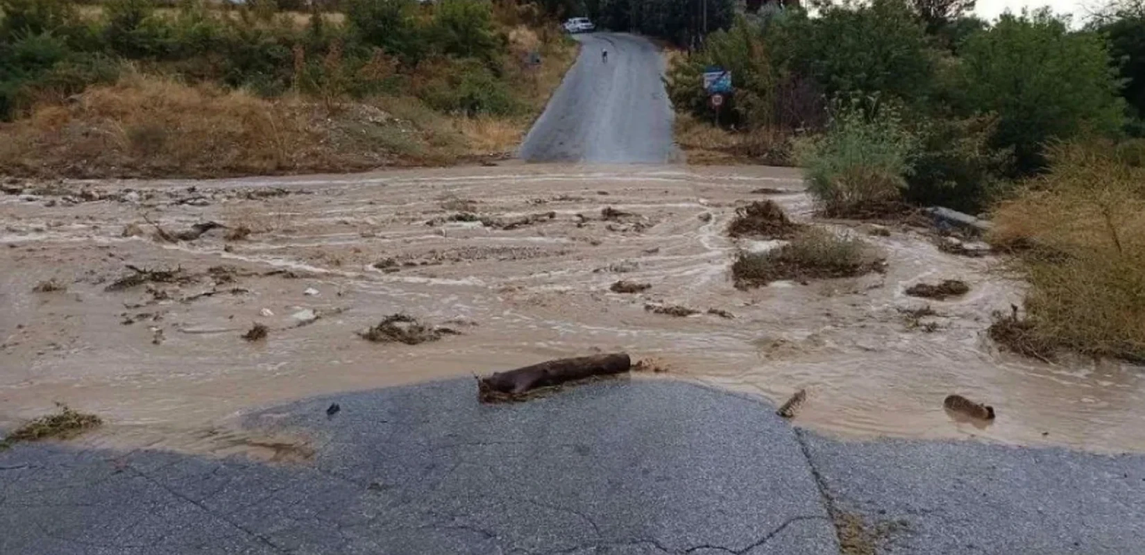 Σέρρες: Προβλήματα από την έντονη βροχόπτωση - Πλημμύρισε επαρχιακή οδός