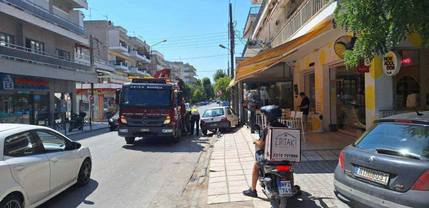 Θεσσαλονίκη: Αυτοκίνητο «καβάλησε» πεζοδρόμιο στον Εύοσμο - Από θαύμα δεν υπήρχαν θύματα (βίντεο)