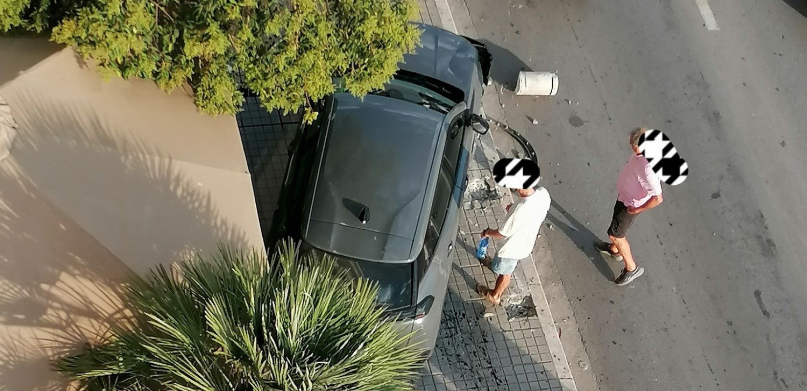 Θεσσαλονίκη: Αυτοκίνητο "καβάλησε" πεζοδρόμιο στη λεωφόρο Νίκης - Σταμάτησε μπροστά σε καφετέρια (φωτο)