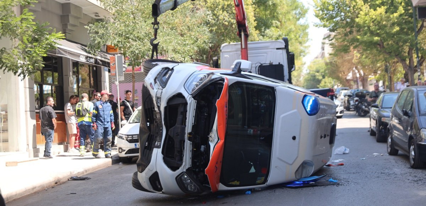 Τραγωδία στο Γουδί: Νεκρός ασθενής μετά από ανατροπή ασθενοφόρου - Δείτε φωτογραφίες