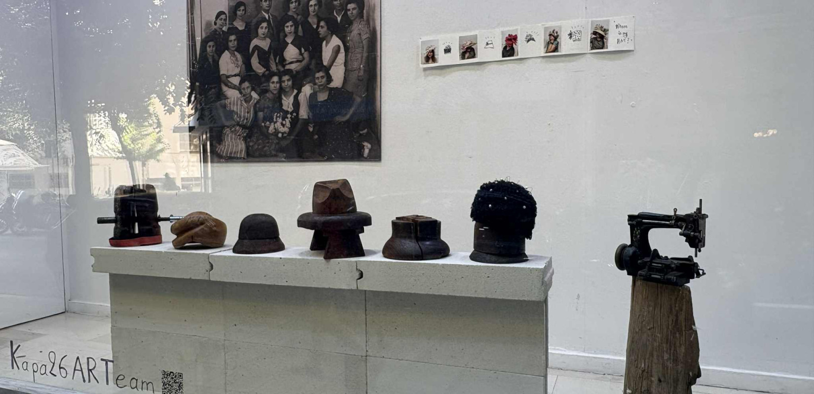 Θεσσαλονίκη: Οι Βιτρίνες Τέχνης του ΟΤΕ φόρεσαν τα... καπέλα τους