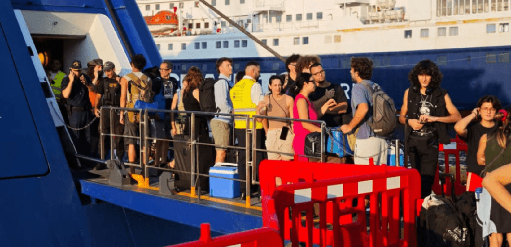 Ένταση στον Πειραιά: Επιβάτες εμπόδισαν τον απόπλου πλοίου για Κυκλάδες όταν τους απαγορεύτηκε η επιβίβαση
