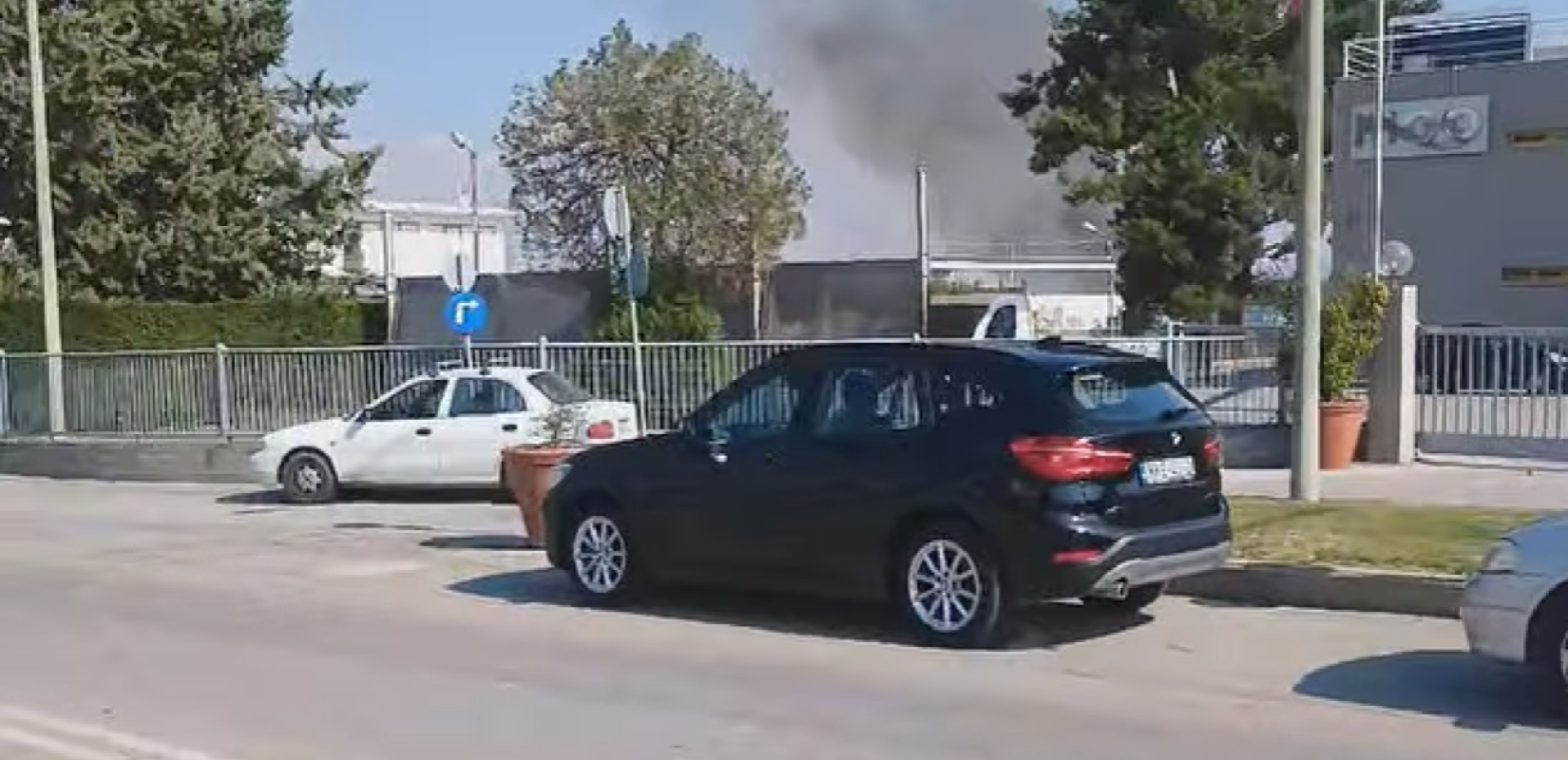 Θεσσαλονίκη: Φωτιά σε συνεργείο αυτοκινήτων στα Λαγυνά - Μεγάλη η κινητοποίηση της πυροσβεστικής (βίντεο)