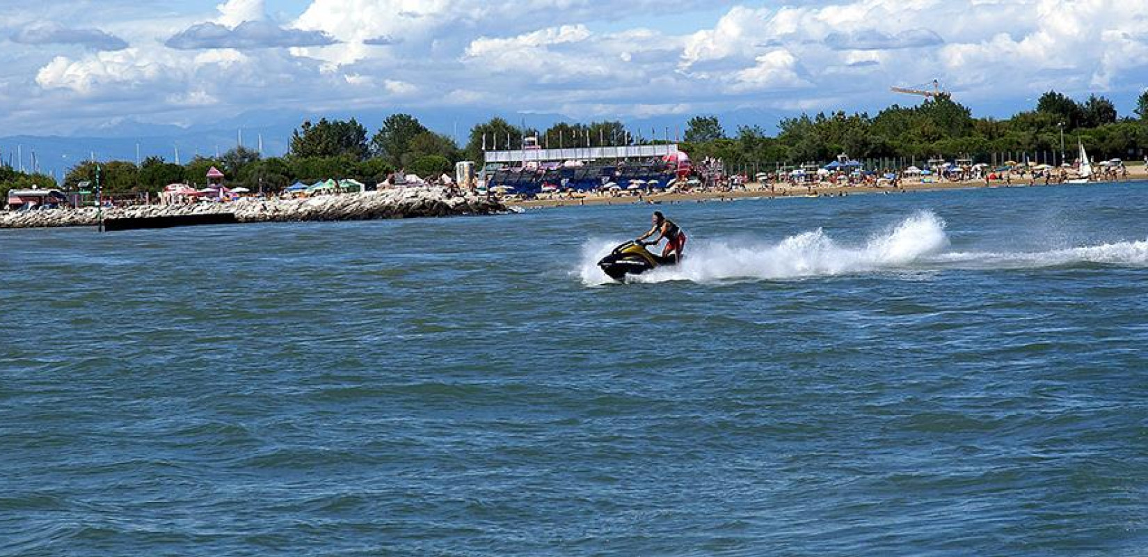 Καβάλα: Τραυματισμός 11χρονου σε βόλτα με jet ski στην παραλία Αμμολόφων