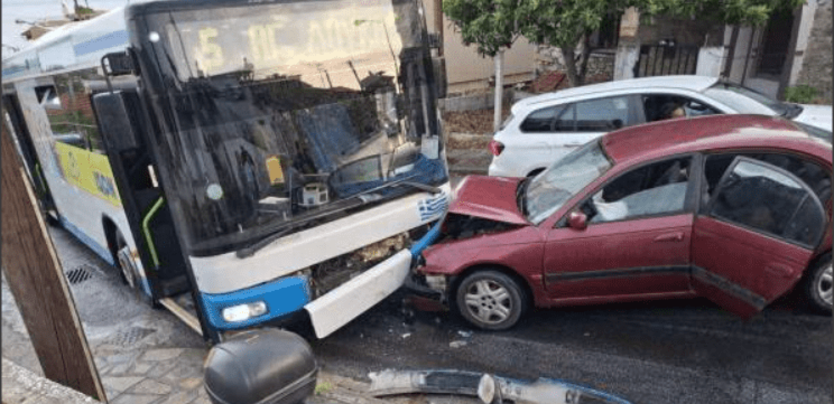 Καβάλα: Σύγκρουση αστικού με αυτοκίνητο - Τραυματίστηκε ο οδηγός του οχήματος