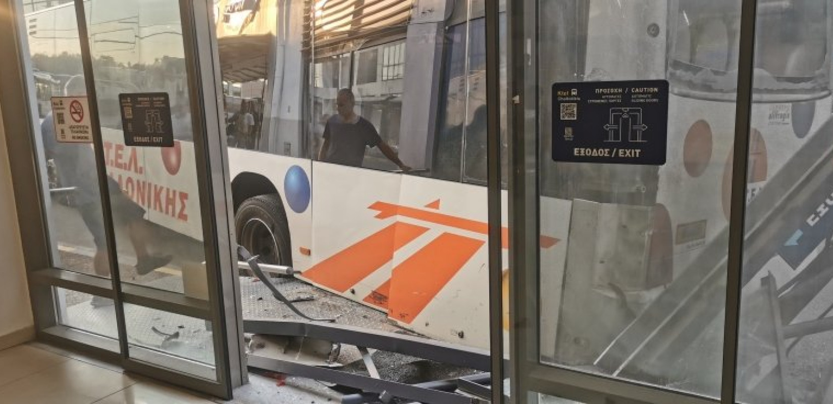 Θεσσαλονίκη: Λεωφορείο κύλησε ανεξέλεγκτο και έπεσε πάνω στο κτίριο των ΚΤΕΛ Χαλκιδικής