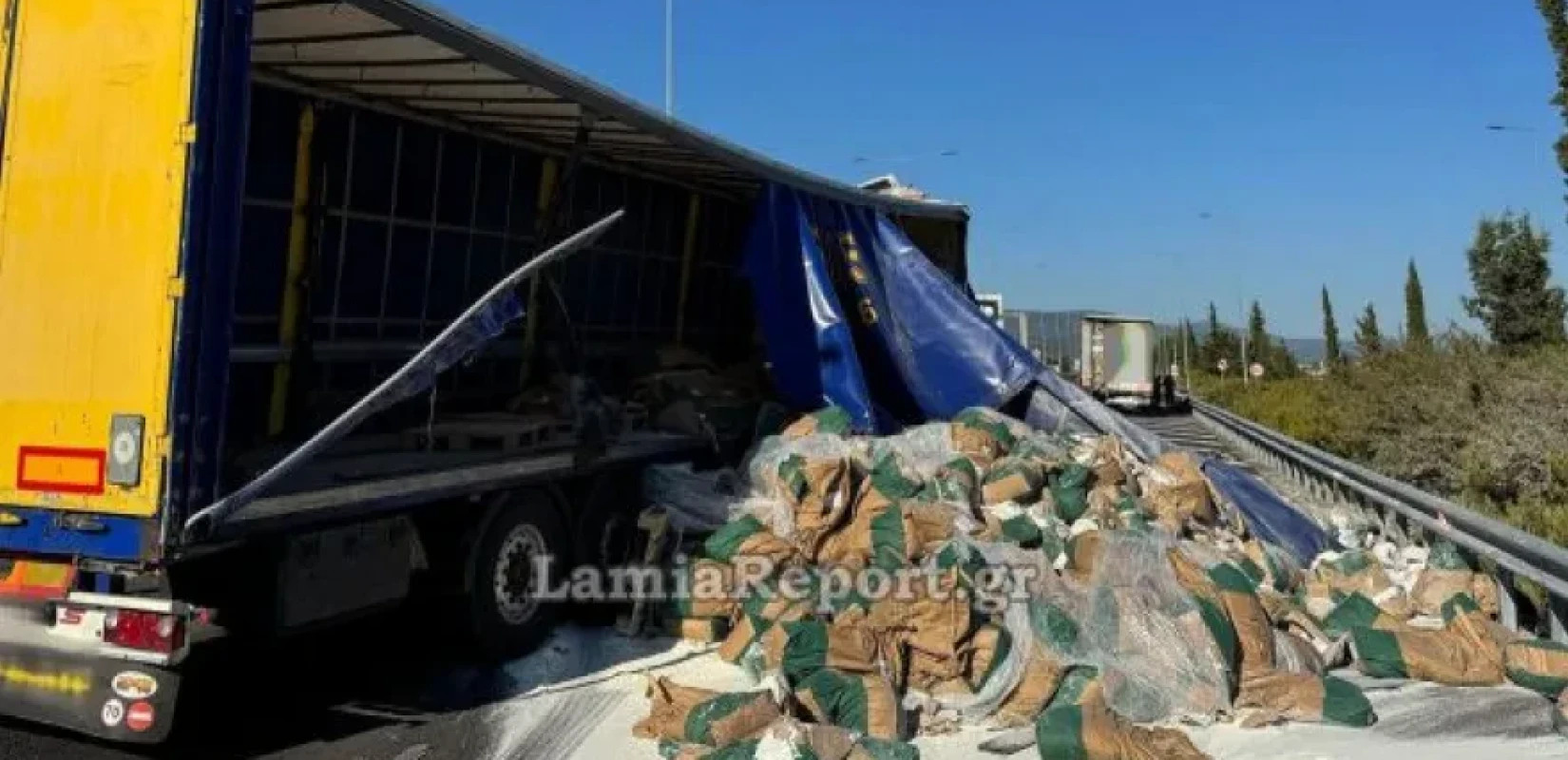 Λαμία: Tροχαίο με δύο νταλίκες - Γέμισε αλεύρι η Εθνική Οδός