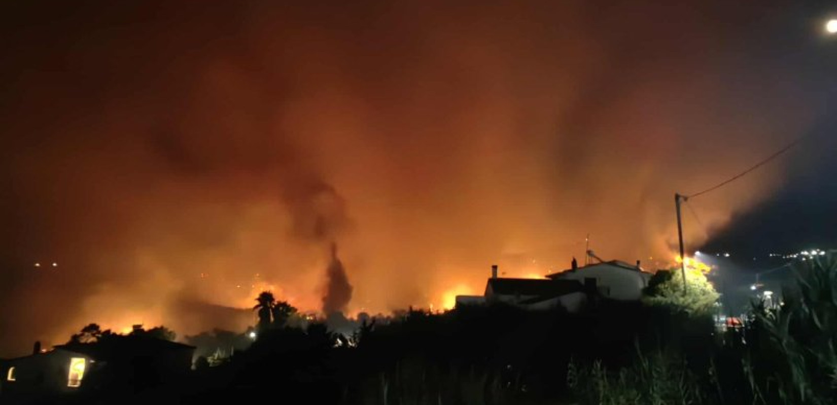 Πάτρα: Περιορίστηκαν οι ζημιές  στη ΒΙ.ΠΕ - Μαίνονται ακόμα οι φωτιές σε Συχαινά και Δυτική Αχαία