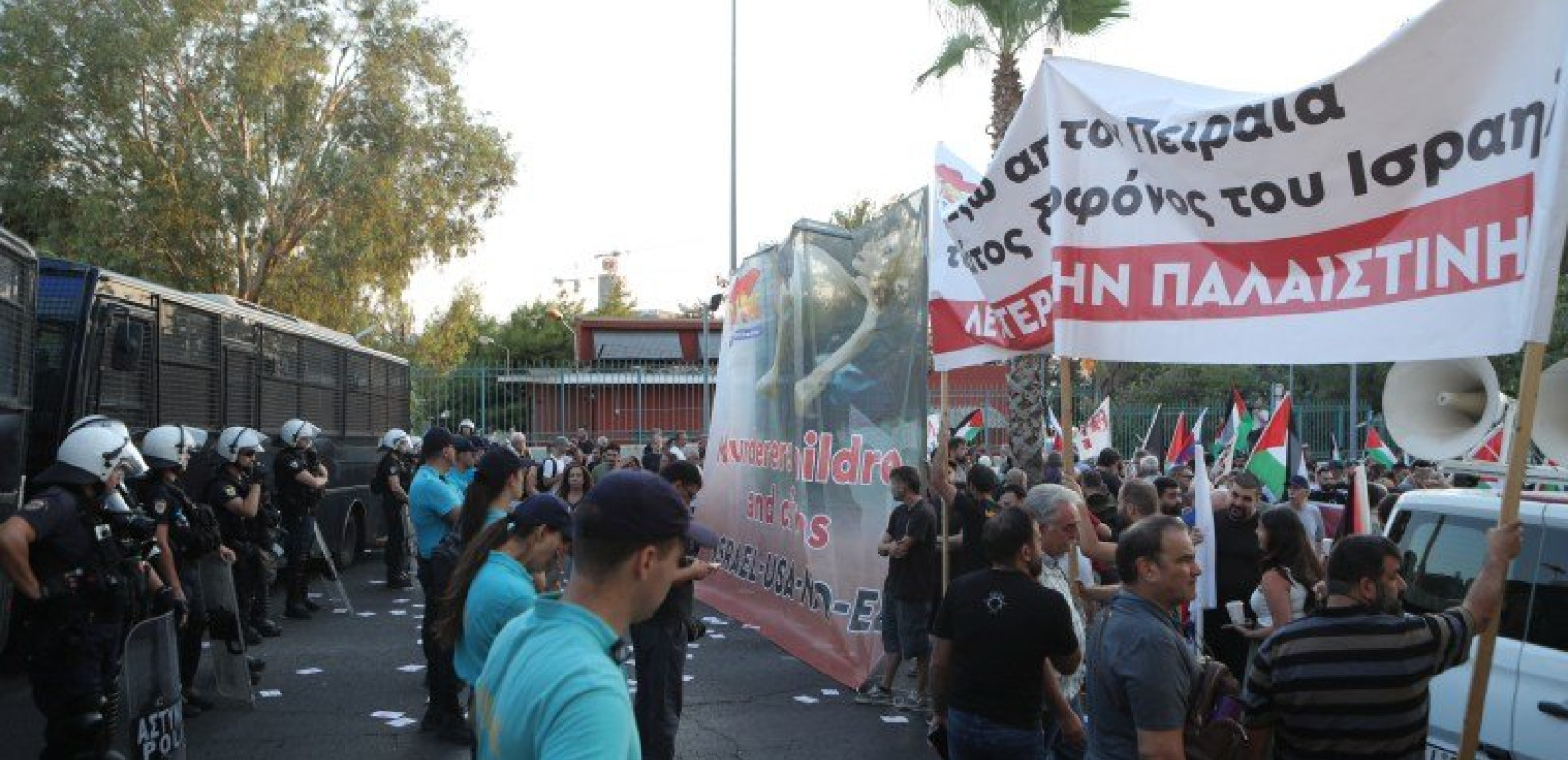 Σε εξέλιξη συγκέντρωση διαμαρτυρίας στο λιμάνι του Πειραιά για κρουαζιερόπλοιο με Ισραηλινούς τουρίστες