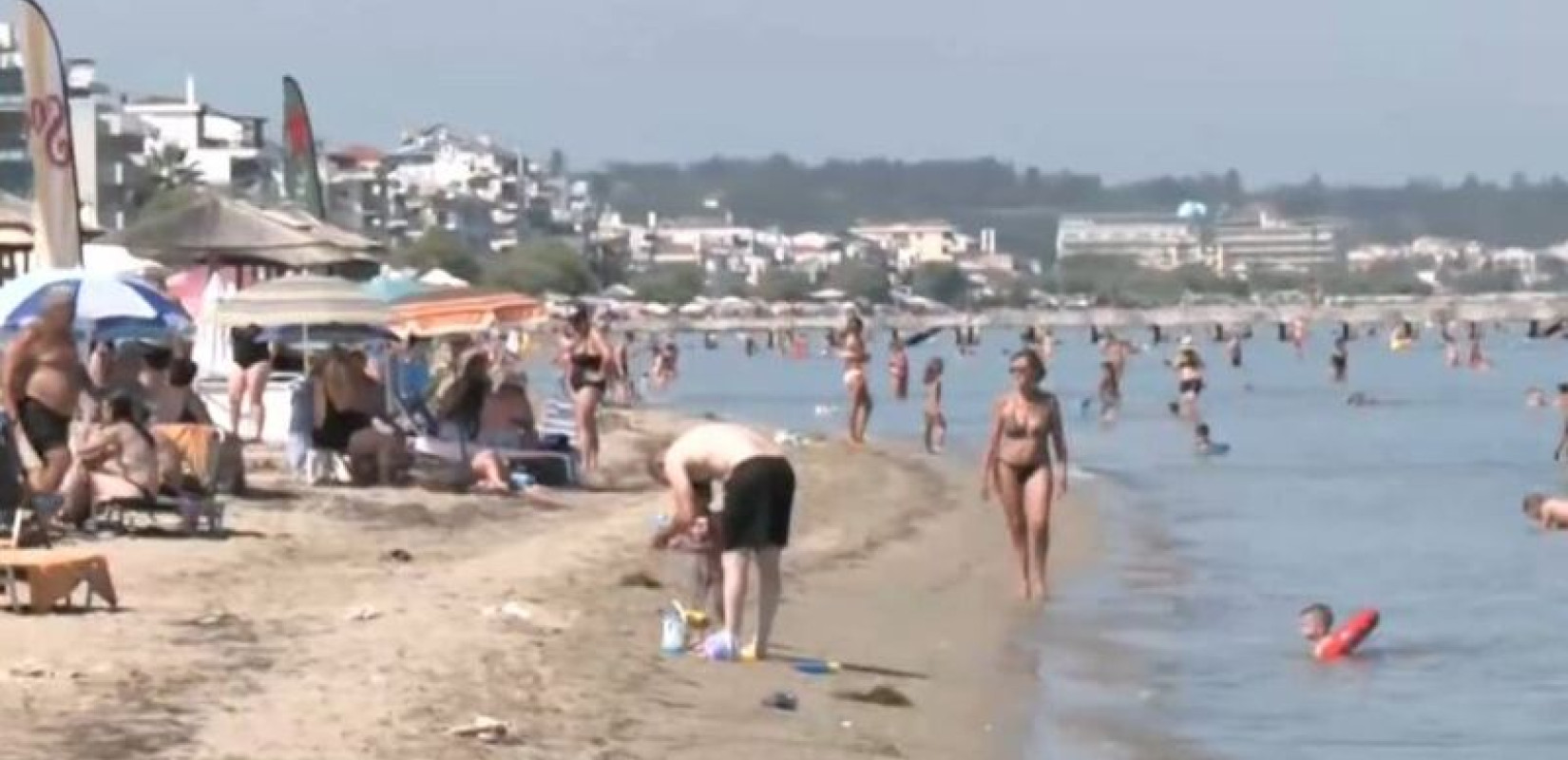 Θεσσαλονίκη: Κατάμεστη από Βαλκάνιους τουρίστες η παραλία της Περαίας (βίντεο)