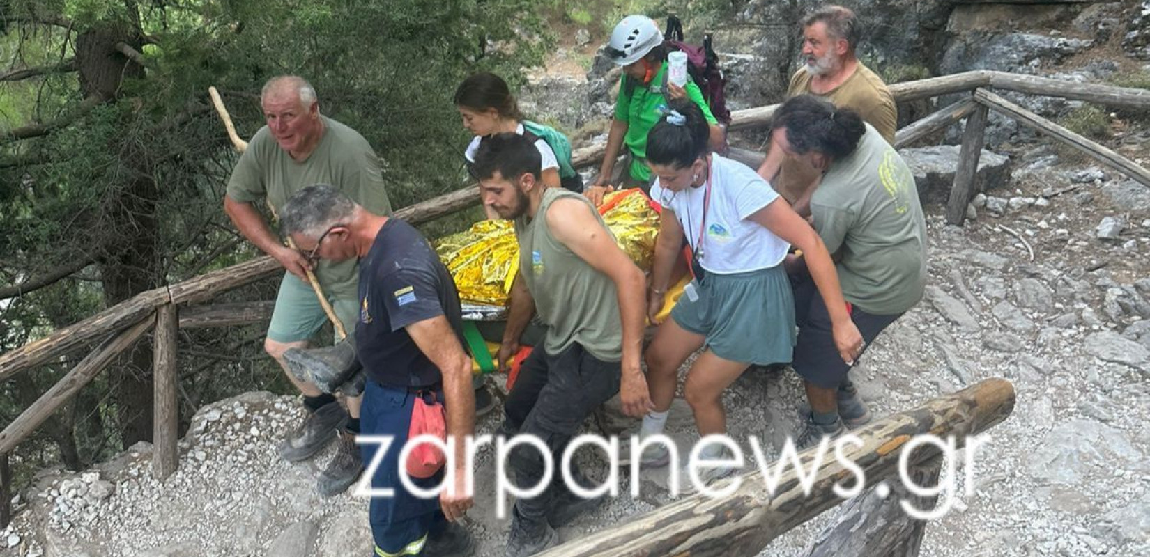 Συγκλονιστική διάσωση 60χρονου πολυτραυματία στο φαράγγι της Σαμαριάς - Τον μετέφεραν στα χέρια για 7 χιλιόμετρα μέχρι το ελικόπτερο