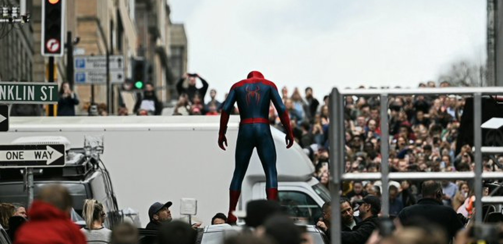 Ο Τομ Χόλαντ επιστρέφει ως Spider-Man - Τα πρώτα πλάνα από τα γυρίσματα της νέας ταινίας