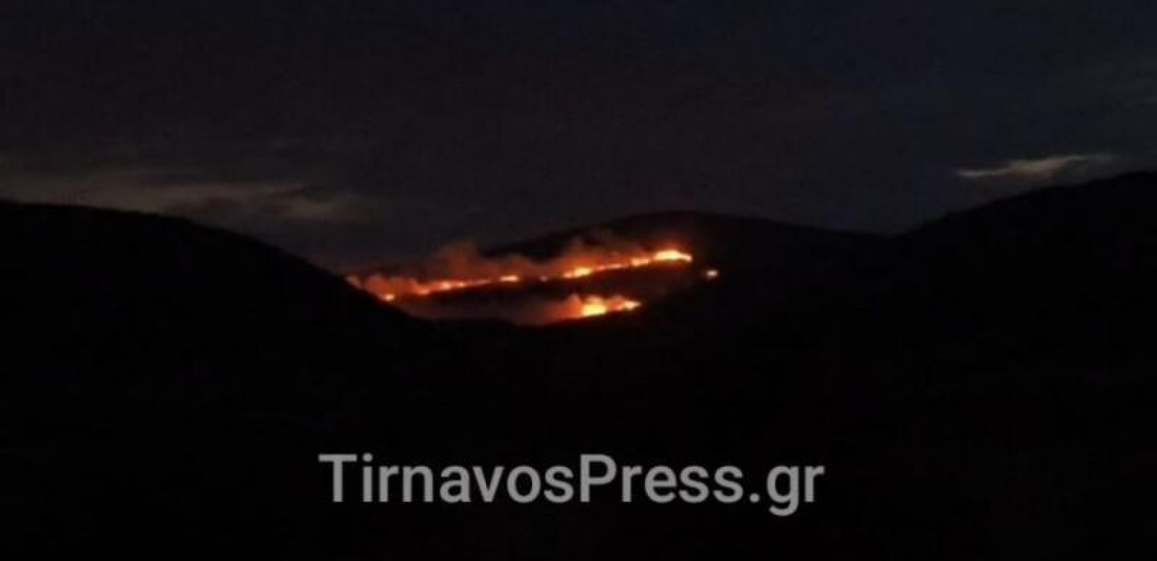 Φωτιά στον Τύρναβο: Ενισχύθηκαν οι πυροσβεστικές δυνάμεις - Ορατός ο καπνός από τη Λάρισα (βίντεο)