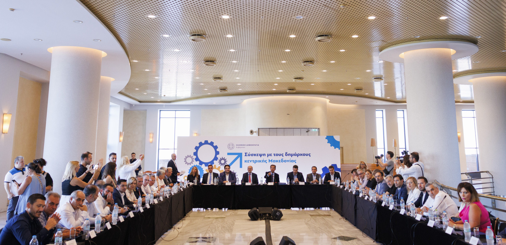 Σύσκεψη δημάρχων: Ο «κουμπαράς» των δήμων και ο νέος Κώδικας αυτοδιοίκησης στο τραπέζι με Χατζηδάκη και Λιβάνιο