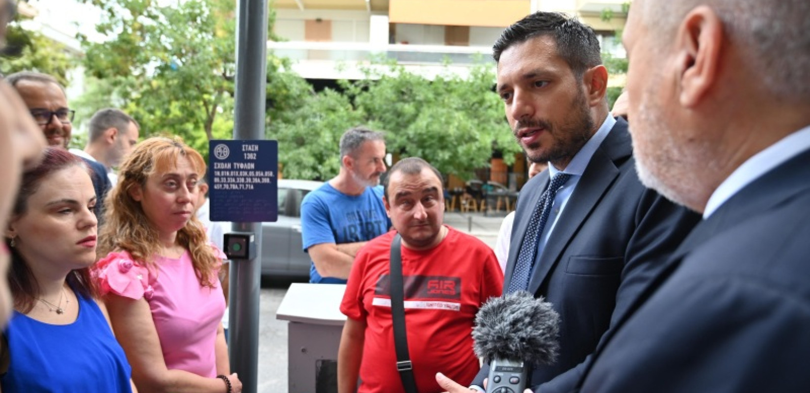 Η Θεσσαλονίκη δείχνει τον δρόμο: Νέες προσβάσιμες στάσεις ΟΑΣΘ με πινακίδες Braille για άτομα με οπτική αναπηρία