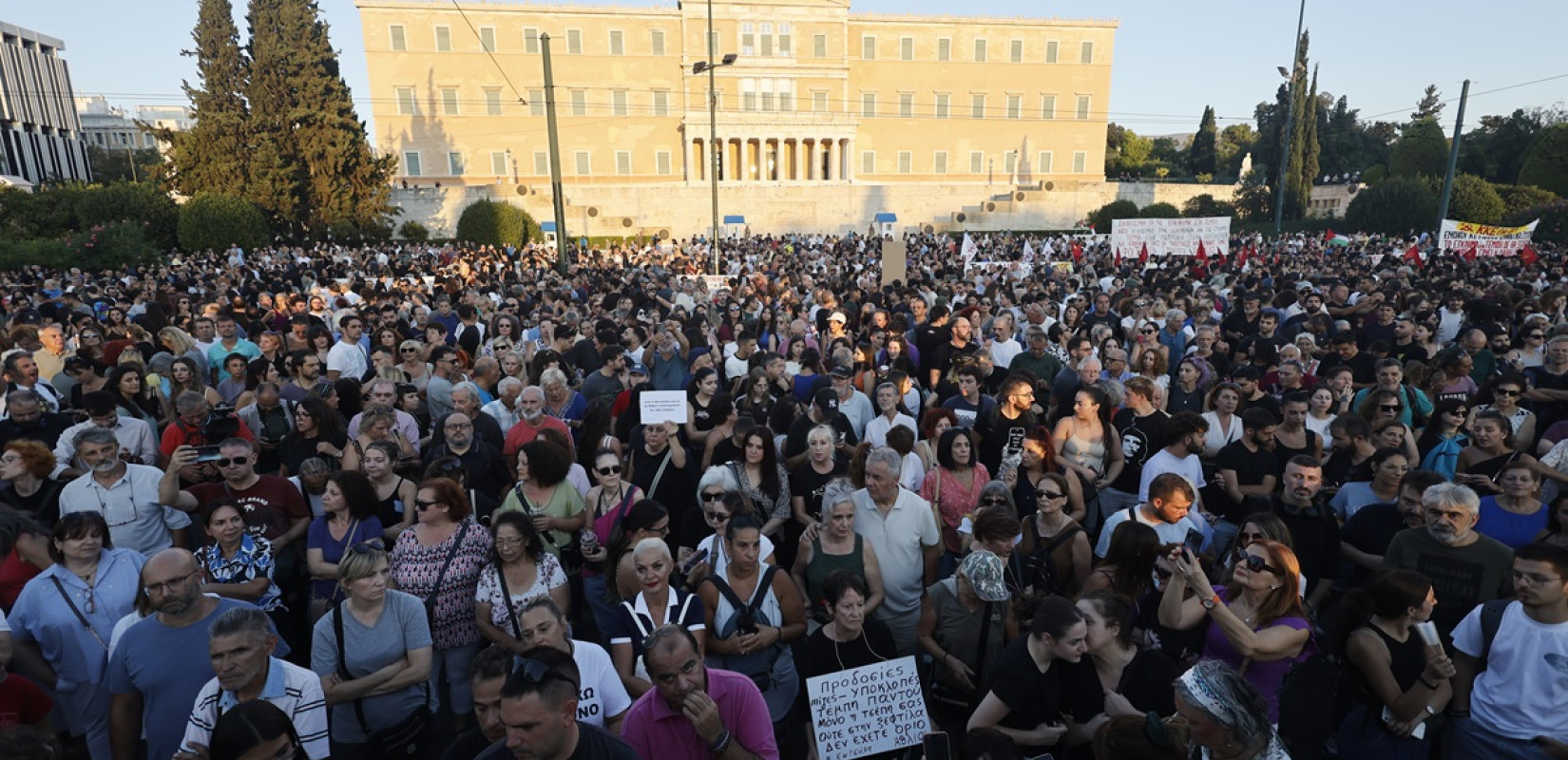 Αθήνα: Μεγάλη συγκέντρωση στο Σύνταγμα για τα Τέμπη - Δείτε φωτογραφίες