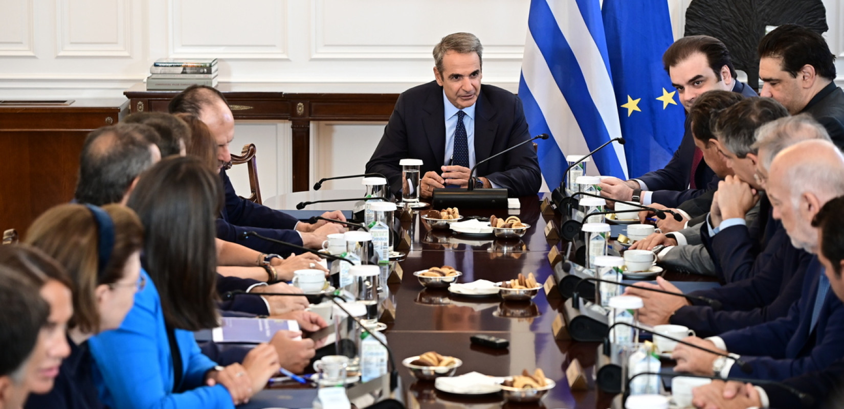 Με το πόδι στο… γκάζι ο Μητσοτάκης