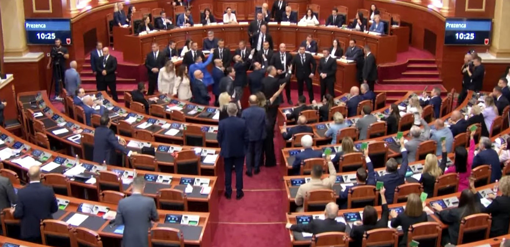 Αλβανία: Ο Έντι Ράμα υπουργοποίησε... Ρομπότ - Σφοδρές αντιδράσεις από την αντιπολίτευση (βίντεο)