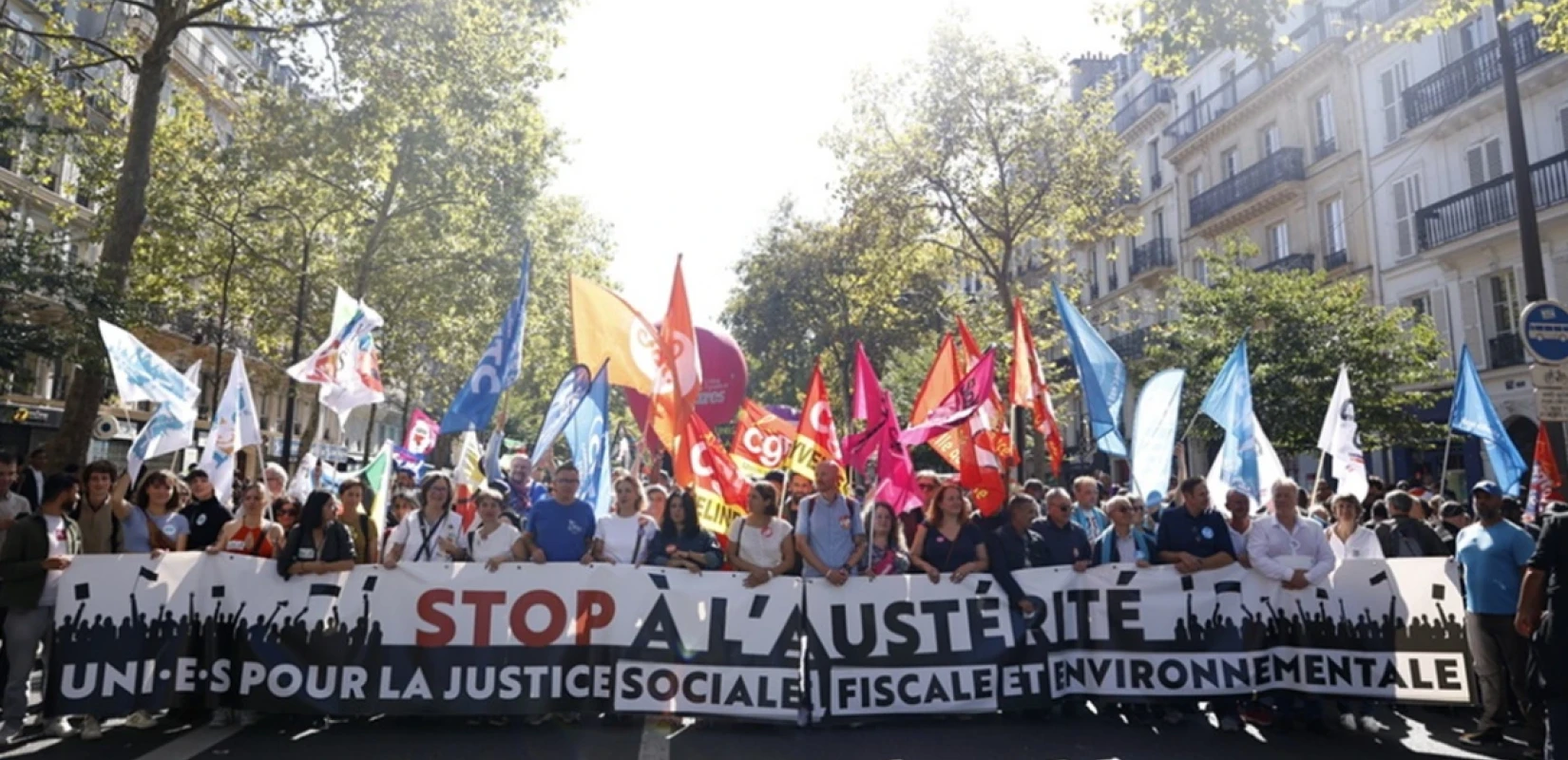 Εκατοντάδες χιλιάδες Γάλλοι στους δρόμους κατά των μέτρων λιτότητας - Επεισόδια σε Νάντη, Ρεν και Λιόν (βίντεο)