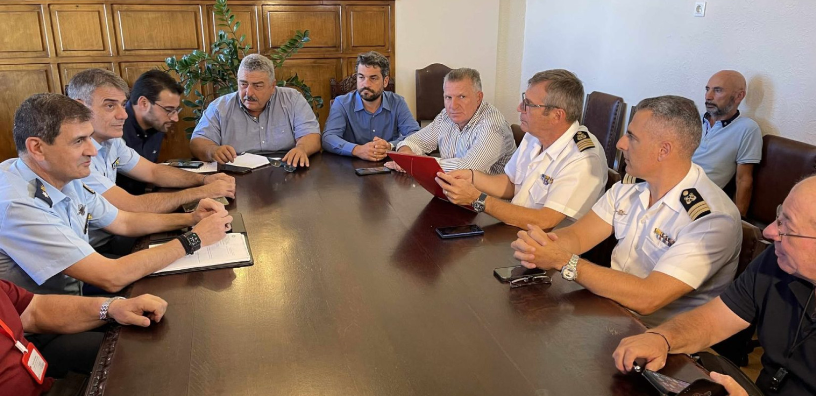 Σύσκεψη για τις μεταναστευτικές ροές: Οριακή η κατάσταση στην Αγυιά - Πάνω από 1000 άτομα στον χώρο φιλοξενίας