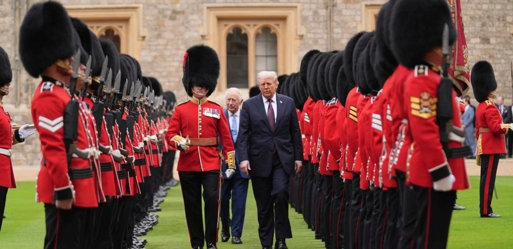 Live η τελετή Beating Retreat προς τιμήν του Τραμπ – Aμερικανικά και βρετανικά F-35 στον αέρα για πρώτη φορά