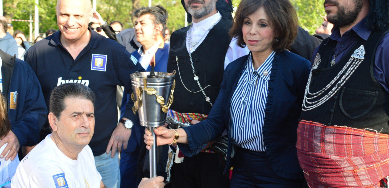 Μαραθώνιος: Έφτασε στο άγαλμα του Μ. Αλεξάνδρου η Αλεξάνδρειος Φλόγα (video)