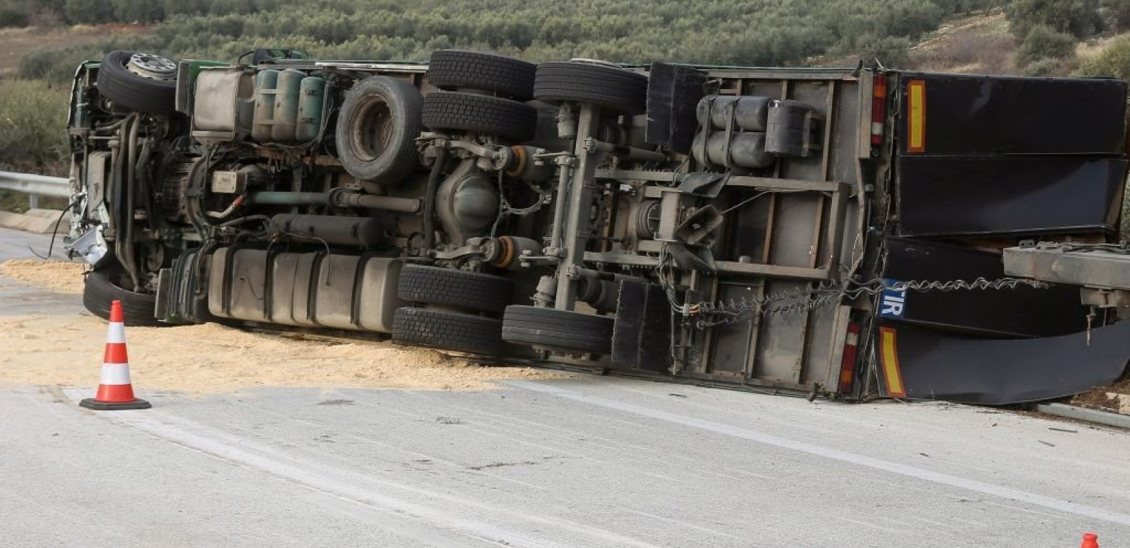 Κυκλοφοριακό κομφούζιο στη Θεσσαλονίκη: Νταλίκα ντελαπάρισε στην περιφερειακή οδό (βίντεο)