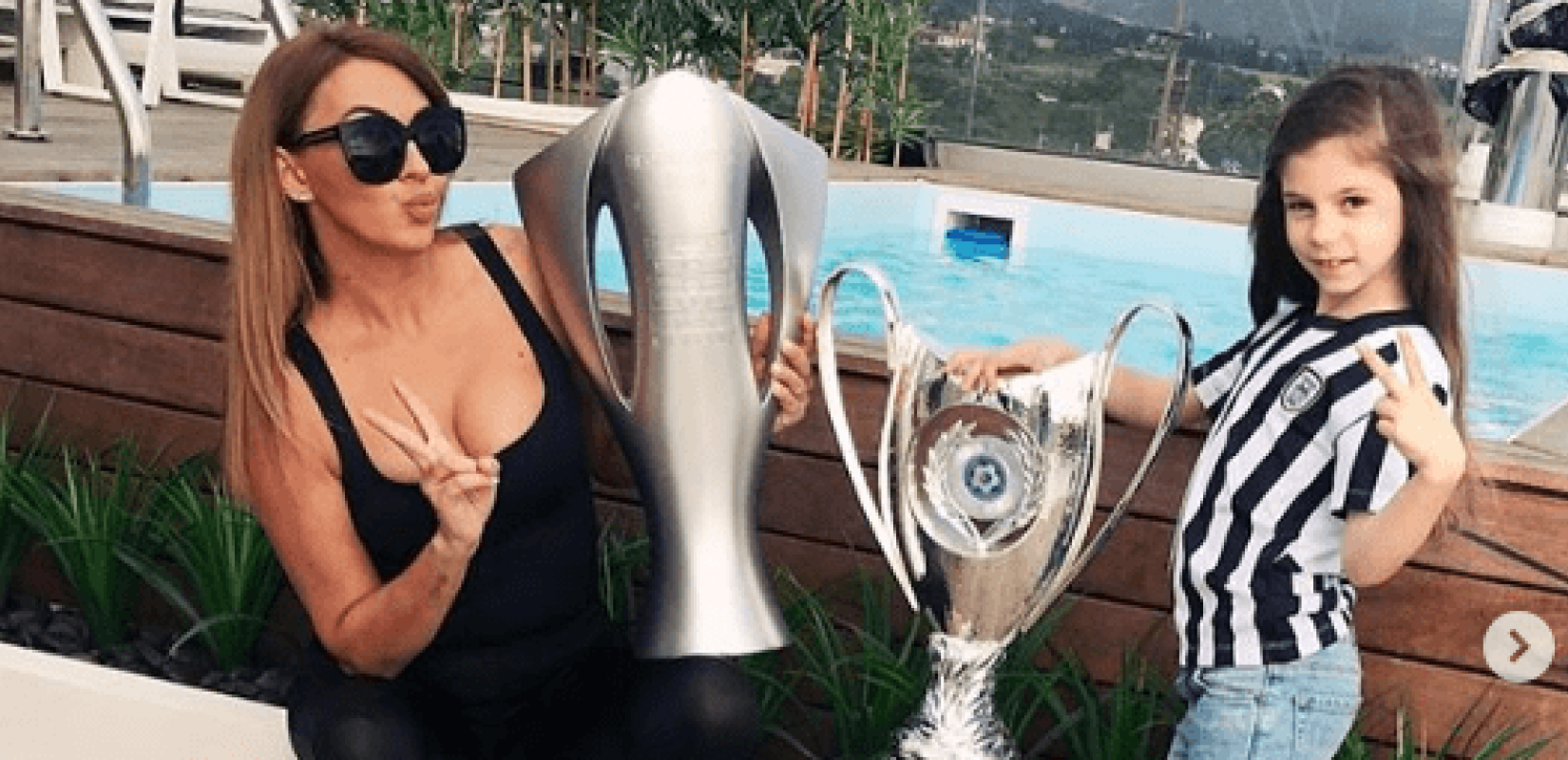 ΠΑΟΚ: Σύζυγος και κόρη Βιεϊρίνια με τα τρόπαια του ΠΑΟΚ