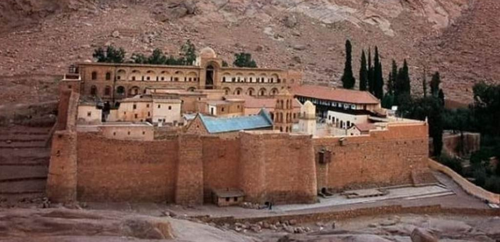 Πυλώνας του φεστιβάλ ειρήνης στην Αίγυπτο η Ιερά Μονή Σινά