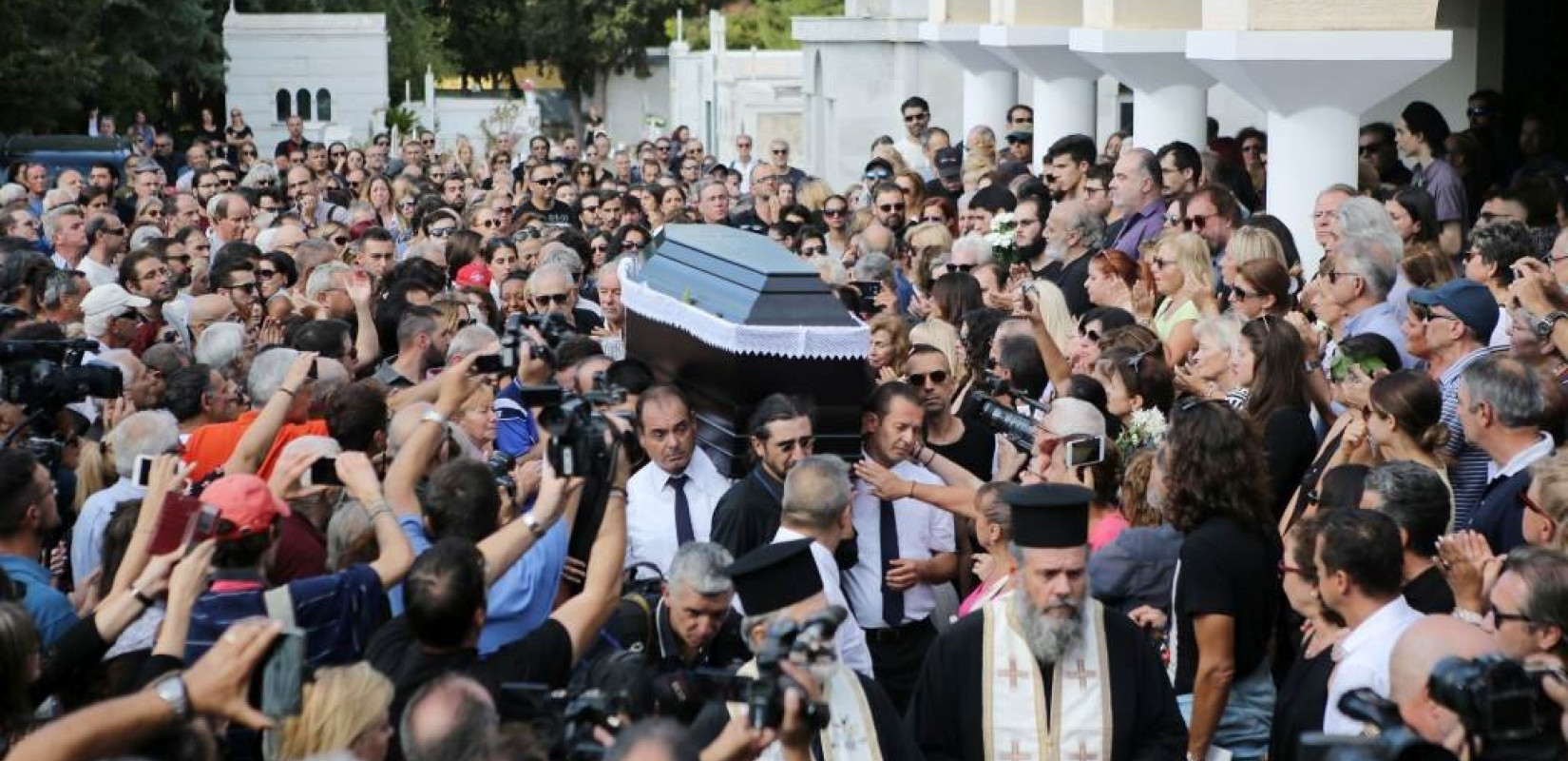 Πλήθος κόσμου συνόδευσε τον Λαυρέντη Μαχαιρίτσα στην τελευταία του κατοικία