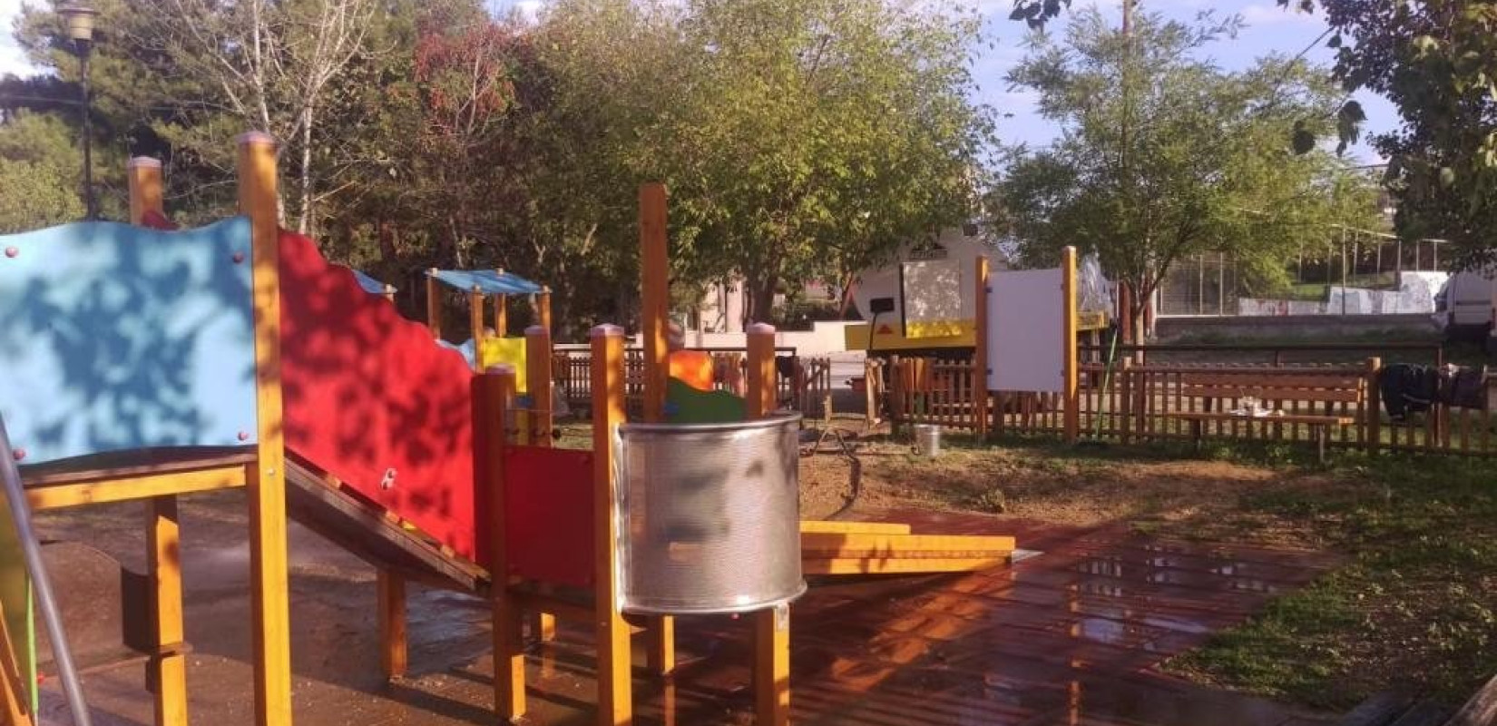 Ασυνείδητοι έριξαν χρησιμοποιημένα λάδια σε παιδική χαρά στο Ωραιόκαστρο (Φωτ.)