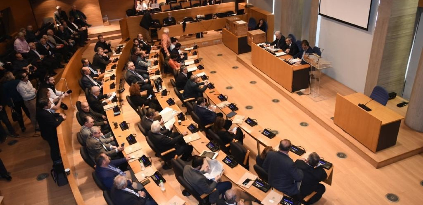 Ένας ανασχηματισμός, μία παραίτηση και μία ανεξαρτητοποίηση