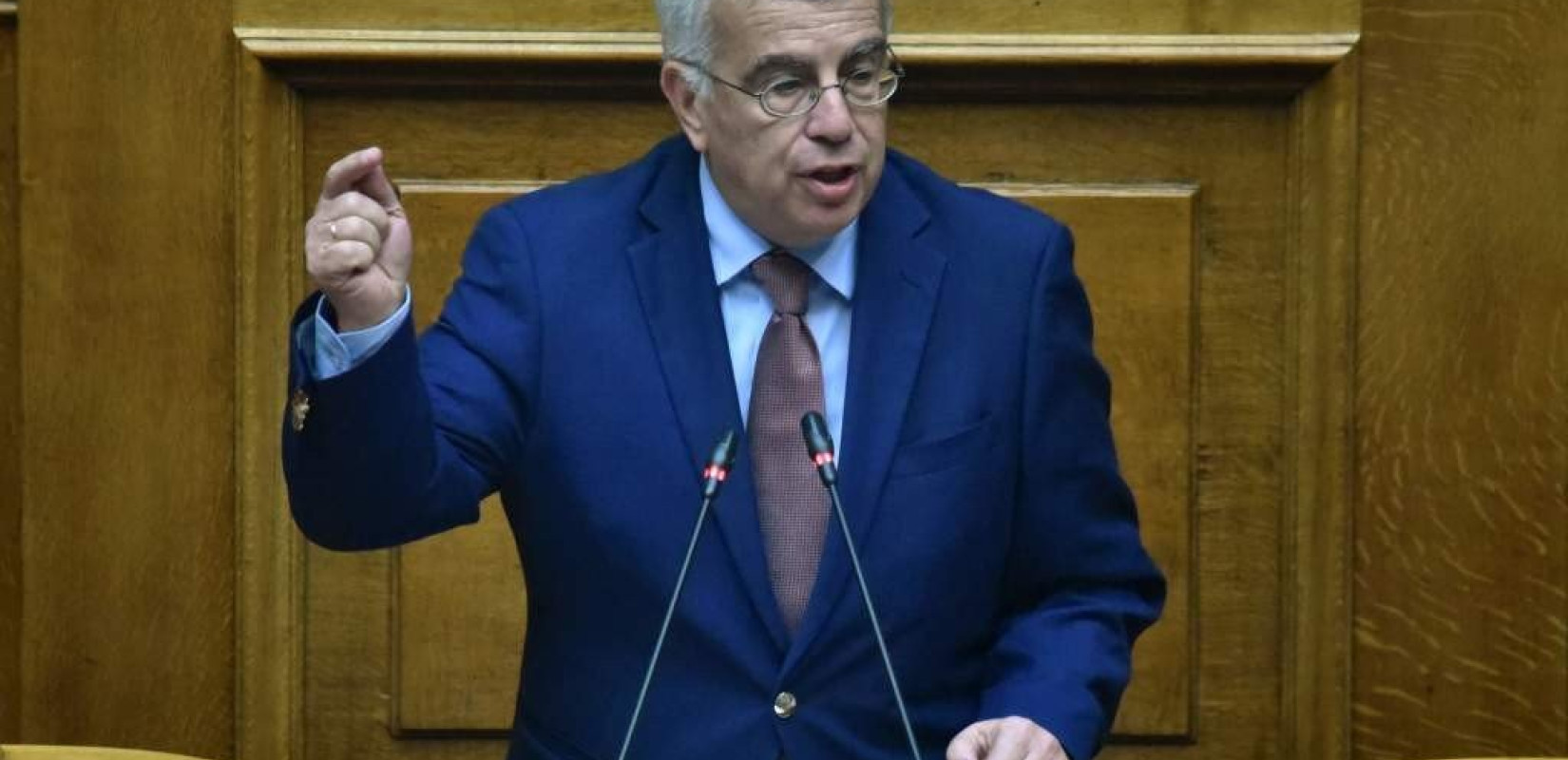 Ρύθμιση για τους μετανάστες: Αιχμές και από τον Στράτο Σιμόπουλο για νομιμοποιήσεις