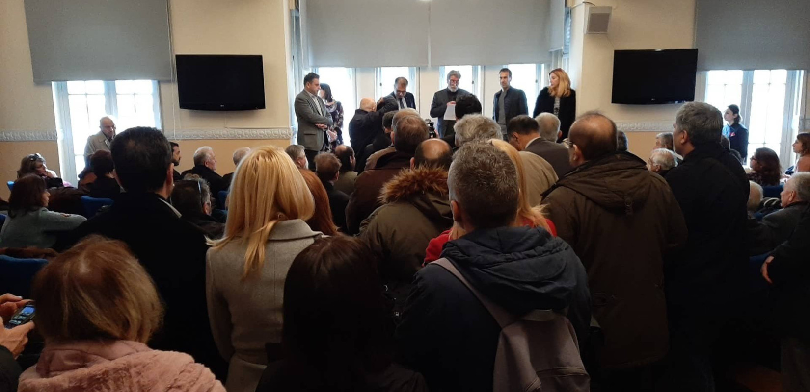 Kατάμεστη η αίθουσα της ΕΣΗΕΜ-Θ για την κοπή της πίττας 