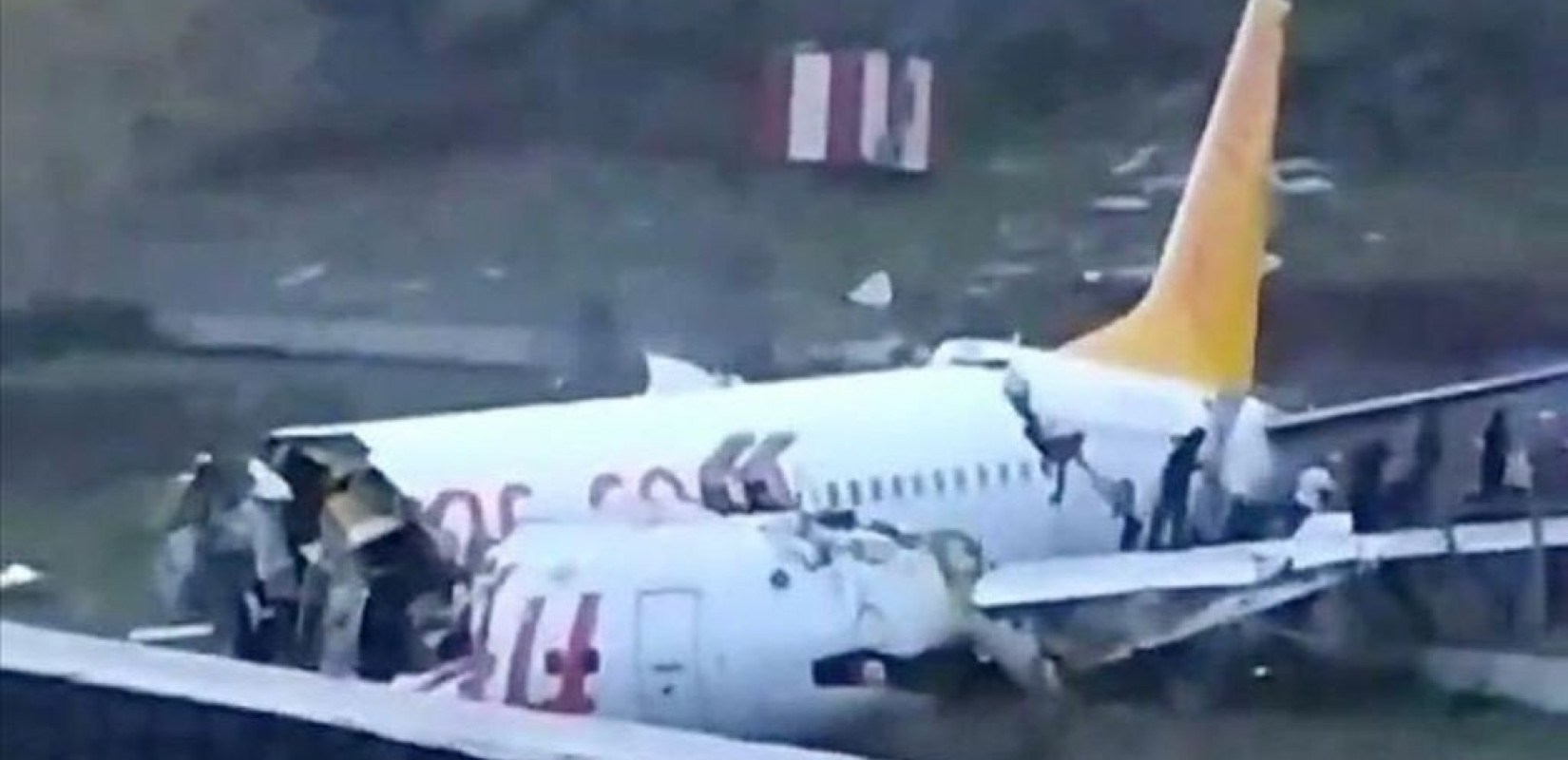 Αεροσκάφος κόπηκε στα τρία κατά την προσγείωσή του σε αεροδρόμιο της Κωνσταντινούπολης (Βίντεο)